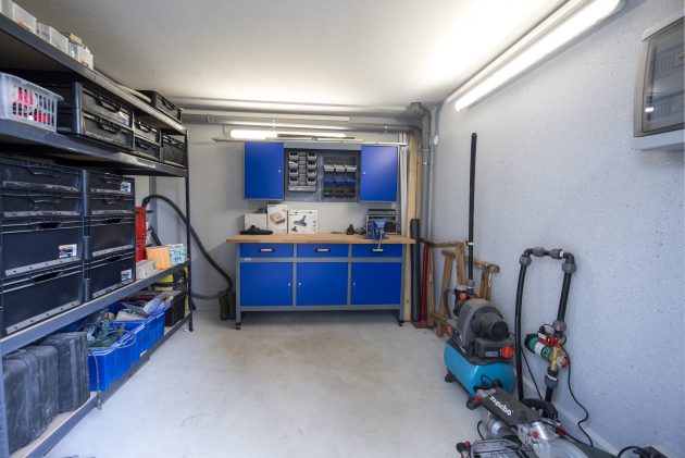 Elektropaket in der Fertiggarage für die Werkstatt