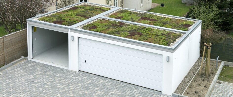 Begruentes dach auf einer fertiggarage anlage